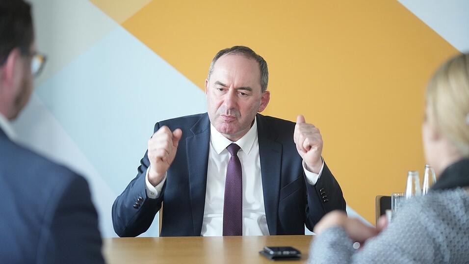 'Würde ich in den Urlaub fahren, wäre das für manche nicht so schlimm wie meine Demo-Teilnahmen', sagt Hubert Aiwanger im Interview.
