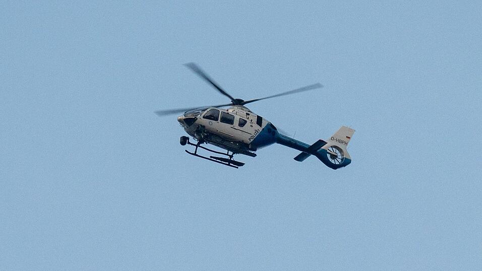 Bei der Fahndung setzte die Polizei einen Hubschrauber ein. (Symbolbild)