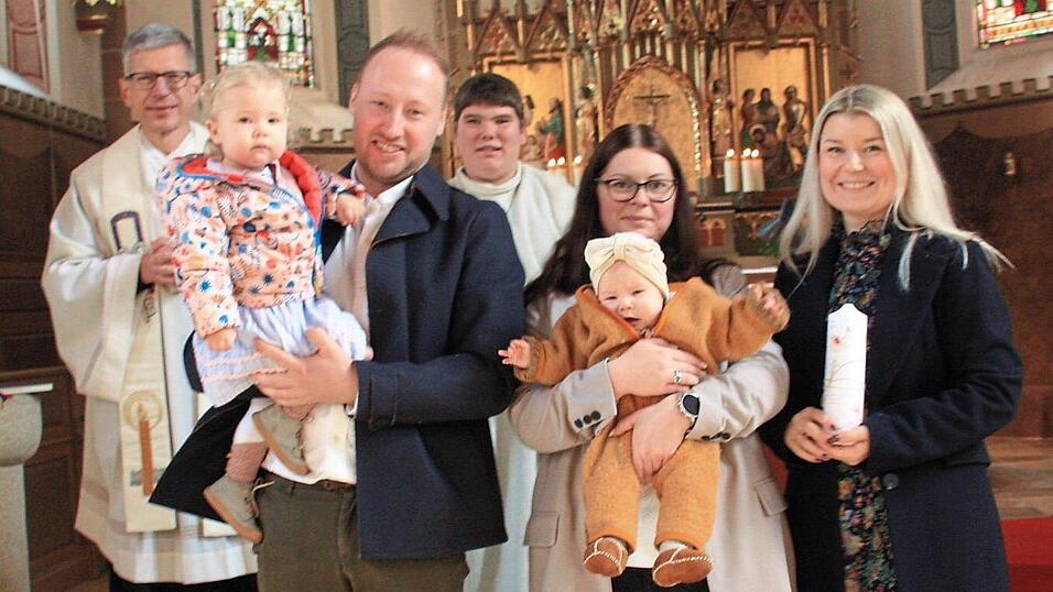 Pfarrer Wutz, Ministrant und die Eltern und Schwester sowie die Patin mit dem Täufling. Pfarrer Wutz, Ministrant und die Eltern und Schwester sowie die Patin mit dem Täufling.