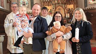 Pfarrer Wutz, Ministrant und die Eltern und Schwester sowie die Patin mit dem Täufling.