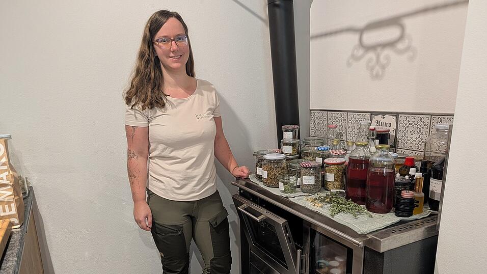 „Wie eine Kräuterhexe“: Auf dem Holzofen von Anna Weber hat sich über den Sommer ein ganzes Sammelsurium an Tinkturen, Ölauszügen und anderen Kräuterverarbeitungen angesammelt. „Wie eine Kräuterhexe“: Auf dem Holzofen von Anna Weber hat sich über den Sommer ein ganzes Sammelsurium an Tinkturen, Ölauszügen und anderen Kräuterverarbeitungen angesammelt.