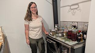 „Wie eine Kräuterhexe“: Auf dem Holzofen von Anna Weber hat sich über den Sommer ein ganzes Sammelsurium an Tinkturen, Ölauszügen und anderen Kräuterverarbeitungen angesammelt. „Wie eine Kräuterhexe“: Auf dem Holzofen von Anna Weber hat sich über den Sommer ein ganzes Sammelsurium an Tinkturen, Ölauszügen und anderen Kräuterverarbeitungen angesammelt.
