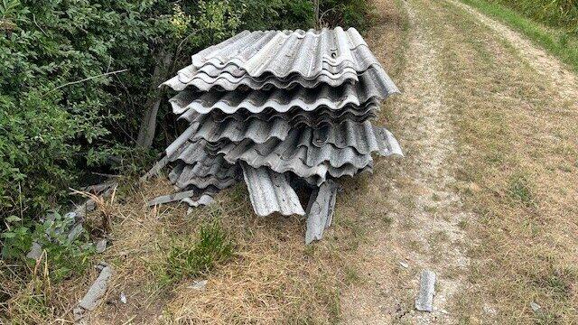 Die Dachplatten wurden hier illegal entsorgt. 