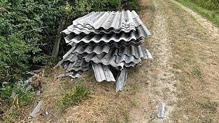Die Dachplatten wurden hier illegal entsorgt. 