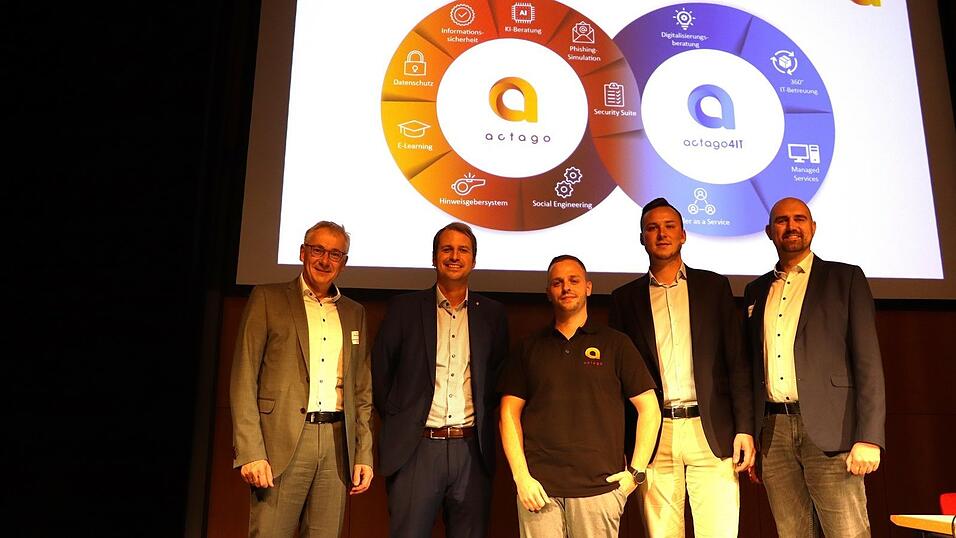 Landrat Werner Bumeder (v.l.), Bürgermeister Matthias Kohlmayer, IT-Forensiker Adrian Pusch, Actago-Geschäftsführer Maximilian Nuss sowie der Wirtschaftsreferent der Stadt Landau Sebastian Rembeck. Landrat Werner Bumeder (v.l.), Bürgermeister Matthias Kohlmayer, IT-Forensiker Adrian Pusch, Actago-Geschäftsführer Maximilian Nuss sowie der Wirtschaftsreferent der Stadt Landau Sebastian Rembeck.