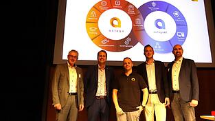 Landrat Werner Bumeder (v.l.), Bürgermeister Matthias Kohlmayer, IT-Forensiker Adrian Pusch, Actago-Geschäftsführer Maximilian Nuss sowie der Wirtschaftsreferent der Stadt Landau Sebastian Rembeck.