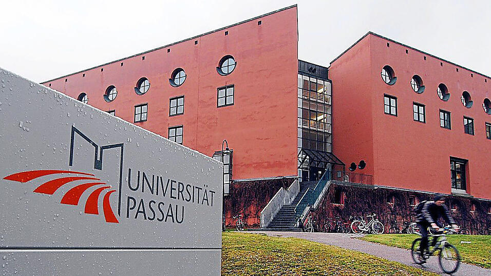 Zehn Universitäten (hier Passau), 17 Hochschulen für angewandte Wissenschaften sowie sechs Kunsthochschulen gibt es in Bayern. Zehn Universitäten (hier Passau), 17 Hochschulen für angewandte Wissenschaften sowie sechs Kunsthochschulen gibt es in Bayern.