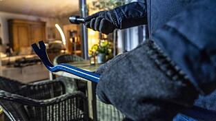 Mit einem Hebelwerkzeug wurde jeweils ein Fenster oder eine Terrassentür aufgehebelt - und schon waren die Täter im Gebäudeinneren - so schildert die Staatsanwaltschaft den Tathergang.