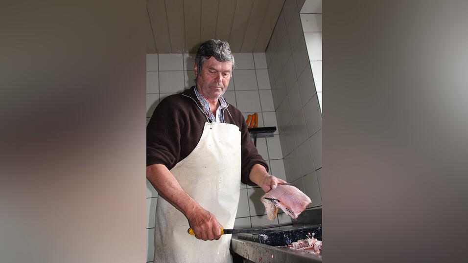 Johann Mayer filetiert Wei&szlig;fisch. Jeden zweiten Abend isst er frischen Fisch aus der Donau, 'freilich mit gutem Gewissen'.