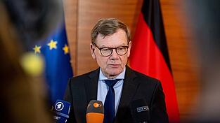 Außenminister Johann Wadephul (CDU) äußert sich am Rande eines Besuches in der polnischen Hauptstadt Warschau auch über die Rückholflüge für gestrandete deutsche Touristen in der Nahost-Region. Außenminister Johann Wadephul (CDU) äußert sich am Rande eines Besuches in der polnischen Hauptstadt Warschau auch über die Rückholflüge für gestrandete deutsche Touristen in der Nahost-Region.