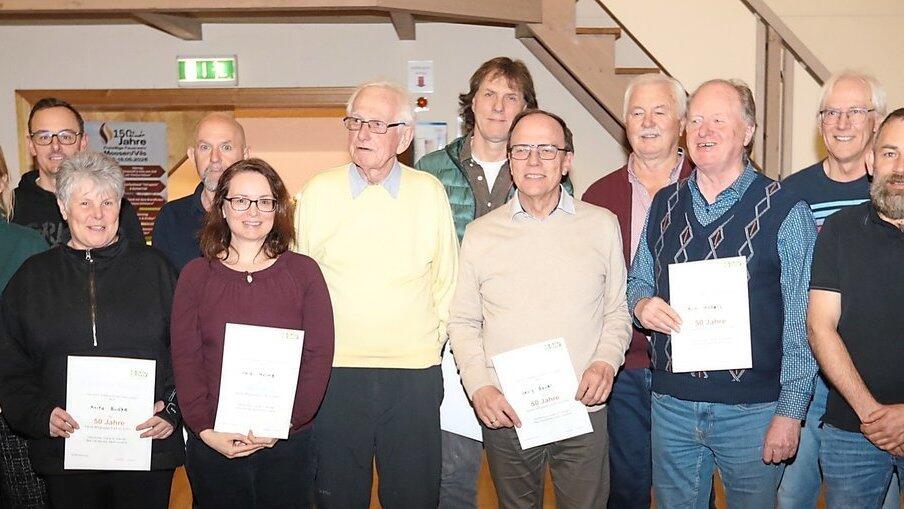 Alpenverein-Vorsitzender Georg Bauer ehrte Mitglieder f&uuml;r 60-, 50-, 40-, und 25-j&auml;hrige Treue.