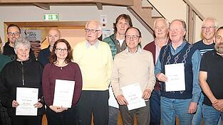 Alpenverein-Vorsitzender Georg Bauer ehrte Mitglieder f&uuml;r 60-, 50-, 40-, und 25-j&auml;hrige Treue.