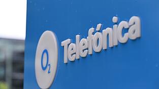 Das O2-Logo am D&uuml;sseldorfer Firmenstandort, wo bis 2014 E-Plus seine Zentrale hatte - dann wurde E-Plus von Telef&oacute;nica gekauft.