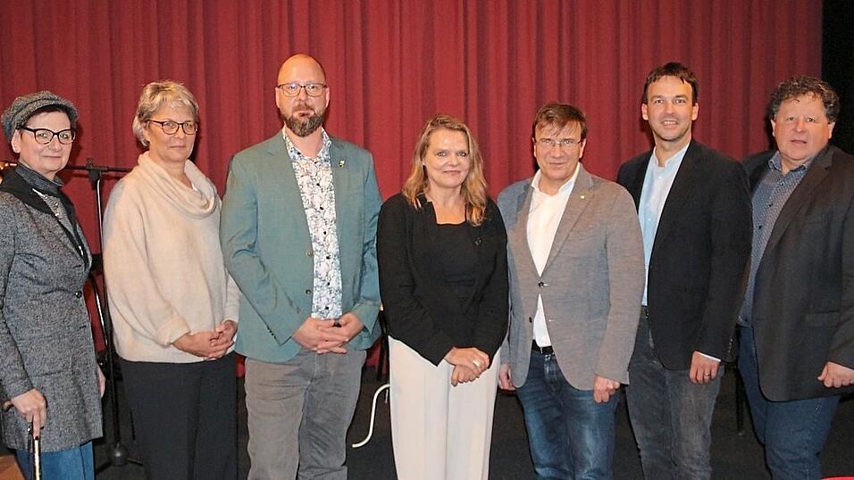 Petra Rummel, Geschäftsführerin LVkE, (von links) Judith Helmig, Präventionsbeauftragte des Bistum Regensburg, Michael Hösl, AGkE-Geschäftsführer, Britta Ortwein-Feiler, Fachstelle Prävention und Gewaltschutz der KJF, Michael Eibl, Direktor der KJF, Simon Meier, Leiter KJF-Beratungsstelle, und Franz Raschof, Geschäftsführer Thomas-Wiser-Haus, vor der Präsentation des Films im Andreasstadel.