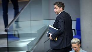 Bundesfinanzminister Lars Klingbeil (SPD) lehnt den Vorsto&szlig; der L&auml;nder nach mehr Finanzzusagen des Bundes ab.