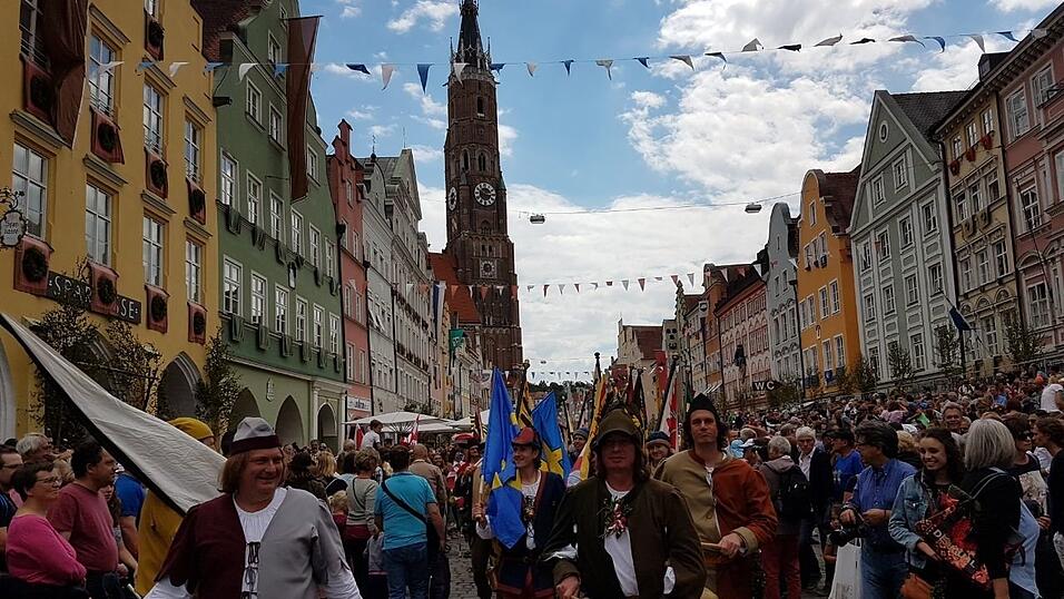 Hier vermischen sich Mittelalter und Moderne: Da flanieren Fürsten zwischen den Landshutern und ihren Gästen aus aller Welt, hört man an allen Ecken und Enden Trumetenklänge und kann man ins Gespräch mit Rittern und Gauklern kommen Hier vermischen sich Mittelalter und Moderne: Da flanieren Fürsten zwischen den Landshutern und ihren Gästen aus aller Welt, hört man an allen Ecken und Enden Trumetenklänge und kann man ins Gespräch mit Rittern und Gauklern kommen