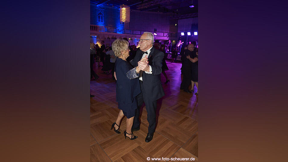 Die Metzgerzunft hat am Samstagabend in die Joseph-von-Fraunhofer-Halle eingeladen. Die Metzgerzunft hat am Samstagabend in die Joseph-von-Fraunhofer-Halle eingeladen.