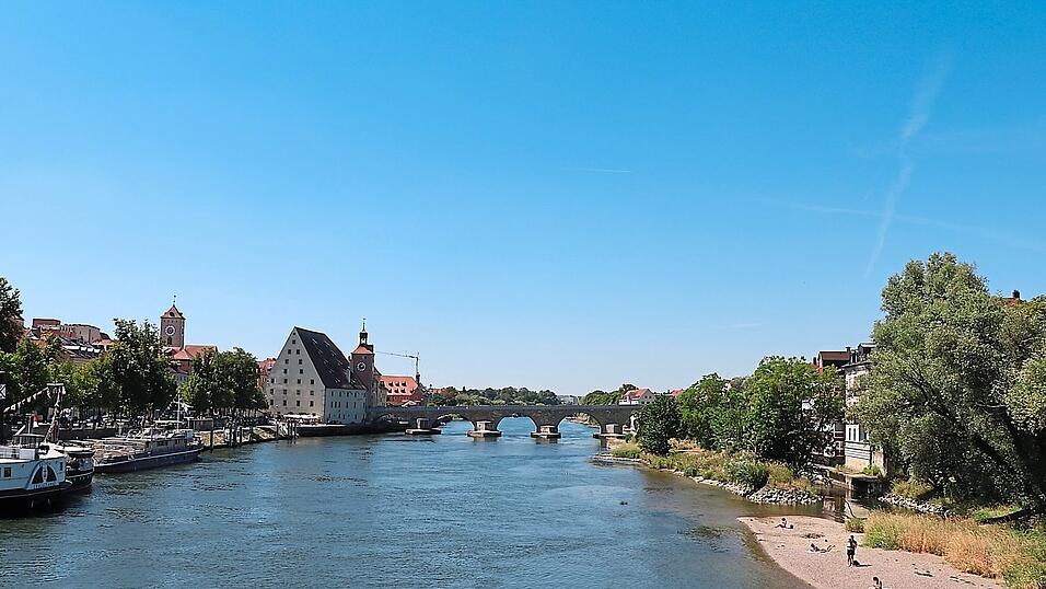 Baden an der Donau gehört zum Sommer in Regensburg. Auch auf der Kiesbank gegenüber der Thundorfer Straße machen es sich gerne Leute gemütlich, um dort Abkühlung zu finden. Baden an der Donau gehört zum Sommer in Regensburg. Auch auf der Kiesbank gegenüber der Thundorfer Straße machen es sich gerne Leute gemütlich, um dort Abkühlung zu finden.