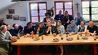Brotzeit der Lixenrieder Film-Crew nach Abschluss der Dreharbeiten. Ähnlichkeiten mit Da Vincis „Letztes Abendmahl“ sind natürlich rein zufällig.
