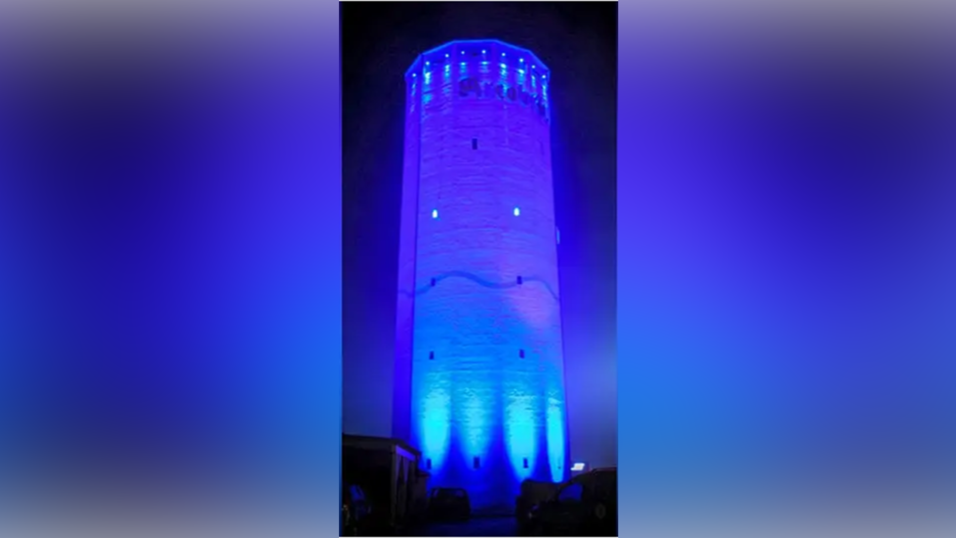 Der Wasserturm wird am internationalen „Angelman Day“, 15. Februar, wieder blau erstrahlen. Der Wasserturm wird am internationalen „Angelman Day“, 15. Februar, wieder blau erstrahlen.