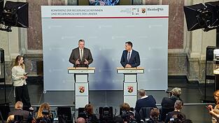 Der MPK-Vorsitzende Schnieder (links) und der Co-Vorsitzende Lies stellten gemeinsam die Beschlüsse des Gremiums nach dem Treffen in Berlin vor. Der MPK-Vorsitzende Schnieder (links) und der Co-Vorsitzende Lies stellten gemeinsam die Beschlüsse des Gremiums nach dem Treffen in Berlin vor.
