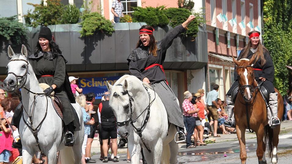 Die schönsten Augenblicke des historischen Drachenstich-Festzuges 2016. Die schönsten Augenblicke des historischen Drachenstich-Festzuges 2016.