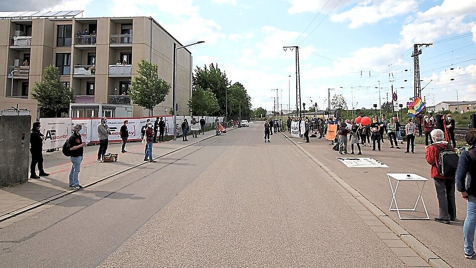 Erst wenige Stunden vor der Veranstaltung wurde an dem Bauzaun ein zusätzlicher Sichtschutz angebracht. Auch der Eingangsbereich ist mittlerweile geschlossen. Erst wenige Stunden vor der Veranstaltung wurde an dem Bauzaun ein zusätzlicher Sichtschutz angebracht. Auch der Eingangsbereich ist mittlerweile geschlossen.