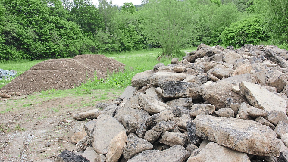 Bei den Ermittlungen geht es unter anderem um die illegale Entsorgung belasteten Baumaterials. (Symbolbild)