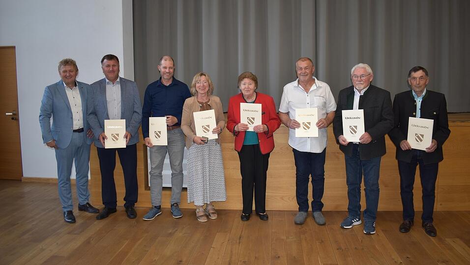 Die Geehrten f&uuml;r mindestens 25 Jahre Vorstandschaft (Silber) mit B&uuml;rgermeister Josef Beham (v. l.), Werner Kurz, Andreas Holzer, Renate Willnecker, Hildegard Jakob, Richard Gerl, Hubert St&ouml;ttner und Josef Espertshuber.