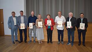 Die Geehrten f&uuml;r mindestens 25 Jahre Vorstandschaft (Silber) mit B&uuml;rgermeister Josef Beham (v. l.), Werner Kurz, Andreas Holzer, Renate Willnecker, Hildegard Jakob, Richard Gerl, Hubert St&ouml;ttner und Josef Espertshuber.