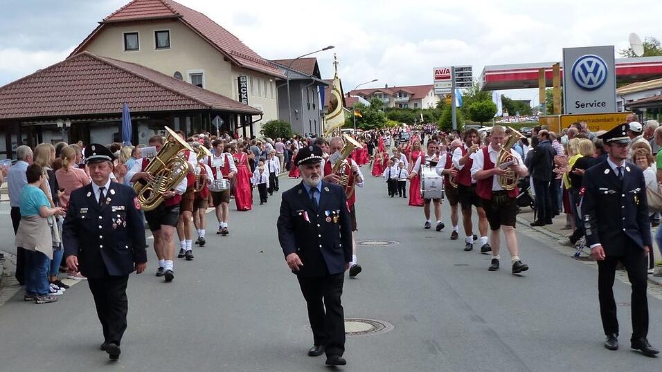 Die Festleiter Hermann Schwarzfischer sen. (li.) und Thomas Laumer (re.) sowie Thierling. Patenvorstand Josef Prasch f&uuml;hrten den Festzug an.
