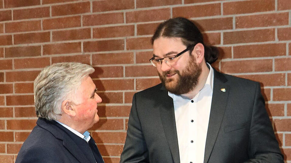Erfreut über das Gute Abschneiden der Freien Wähler: Landratsamtkandidat Tobias Beck (rechts) und Fraktionsvorsitzender Ludwig Waas. Erfreut über das Gute Abschneiden der Freien Wähler: Landratsamtkandidat Tobias Beck (rechts) und Fraktionsvorsitzender Ludwig Waas.