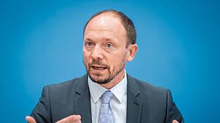 Die AfD sei eine 'wirkm&auml;chtige rechtsextreme Partei', sagt Marco Wanderwitz. Er ist Initiator des Verbotsantrags.