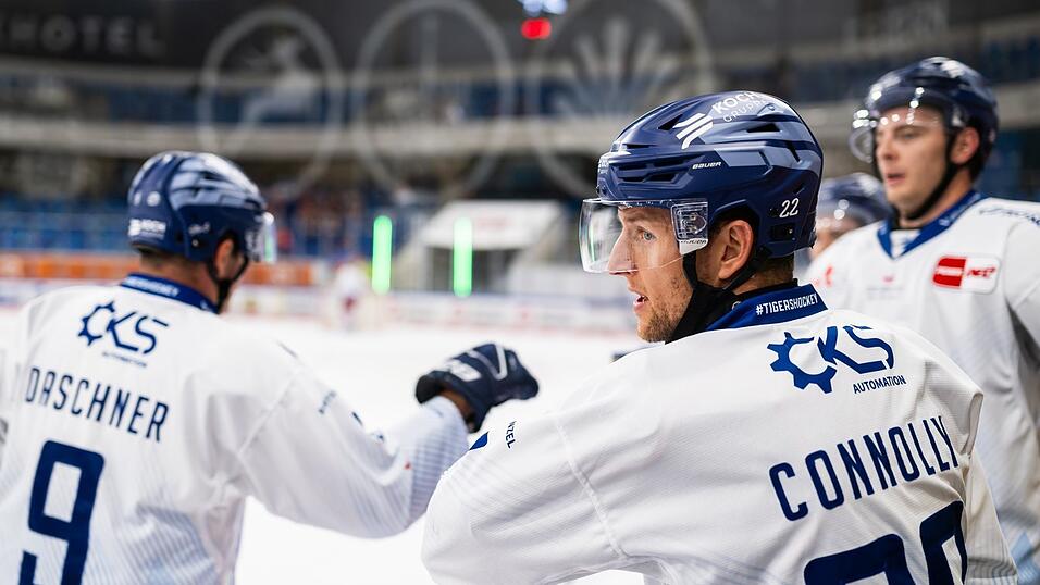 „Ich weiß, dass das nicht ewig so weitergeht“, sagt Mike Connolly (vorn) vor seiner elften Saison bei den Straubing Tigers. Das ist für den 36-Jährigen aber eher ein Grund mehr, auch 2025/26 wieder voll anzugreifen. „Ich weiß, dass das nicht ewig so weitergeht“, sagt Mike Connolly (vorn) vor seiner elften Saison bei den Straubing Tigers. Das ist für den 36-Jährigen aber eher ein Grund mehr, auch 2025/26 wieder voll anzugreifen.