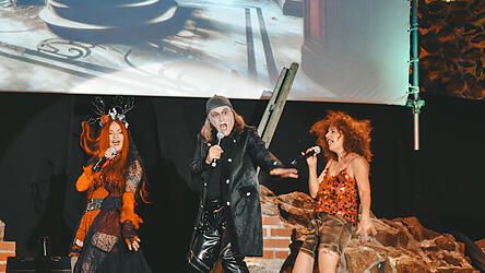 Ritsch Ratsch, Reserl und Magda performen den Zeitsprung. Ritsch Ratsch, Reserl und Magda performen den Zeitsprung.