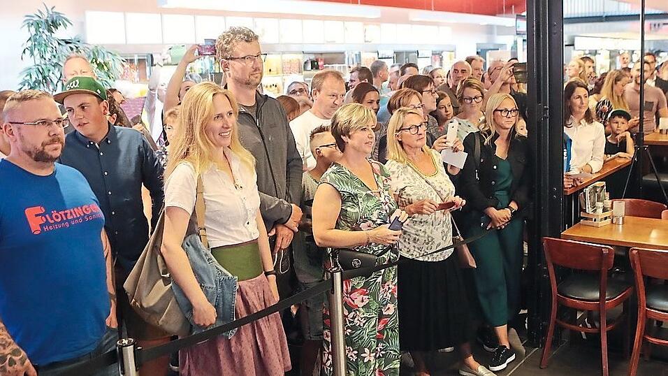 Die Fans standen geduldig Schlange, um ein Foto mit den Schauspielern machen zu d&uuml;rfen.