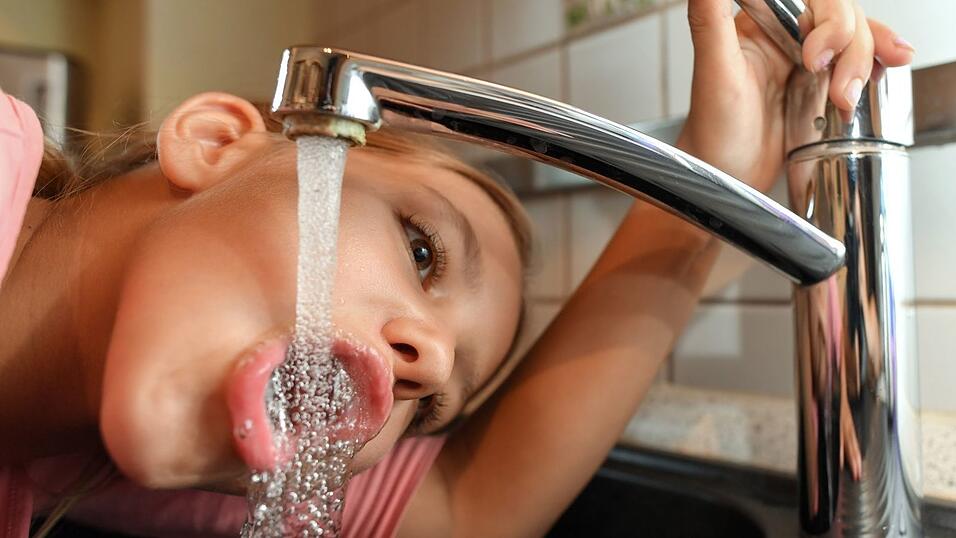 Wasser trinken sollte für Kinder normal sein.