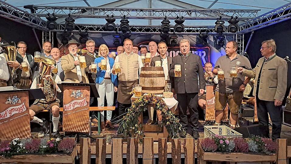 'Do muas i hi', dachten sich auch viele Honorationen und prosteten sich zum Auftakt zu.