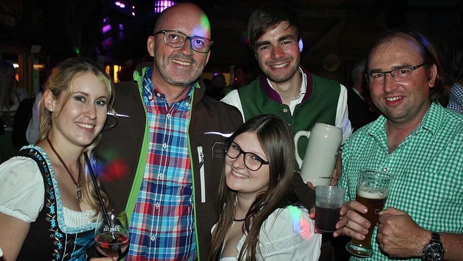 Auch am Freitag war super Stimmung am Ergoldinger Volksfest. Auch am Freitag war super Stimmung am Ergoldinger Volksfest.