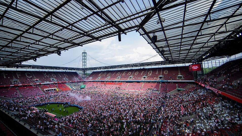 RHEINENERGIESTADION: Am 33. Spieltag der Bundesliga zog der 1.FC Köln in die Conference League ein, woraufhin aus Freude ein Platzsturm der Fans entstand. Das Kölner Stadion gehört mit einem Fassungsvermögen von rund 46.000 Zuschauern zu den kleineren Arenen der UEFA EURO 2024. Hier finden insgesamt fünf Spiele statt (vier Gruppen- und ein Achtelfinalspiel). RHEINENERGIESTADION: Am 33. Spieltag der Bundesliga zog der 1.FC Köln in die Conference League ein, woraufhin aus Freude ein Platzsturm der Fans entstand. Das Kölner Stadion gehört mit einem Fassungsvermögen von rund 46.000 Zuschauern zu den kleineren Arenen der UEFA EURO 2024. Hier finden insgesamt fünf Spiele statt (vier Gruppen- und ein Achtelfinalspiel).
