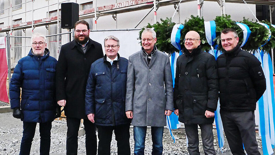 Die Ehreng&auml;ste beim Richtfest 'An der Schlesischen Stra&szlig;e'.