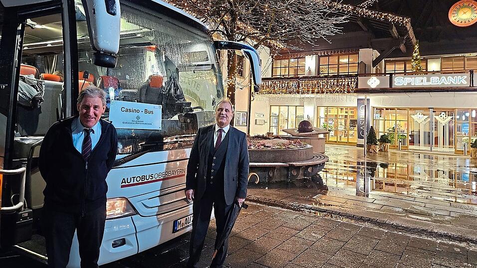 Zusammen im Einsatz f&uuml;r die Casino-Besucher: Busfahrer Thomas (l.) und Hans Echter, Saalleiter der Spielbank Garmisch-Partenkirchen, vor dem 'Casino-Blitz'.