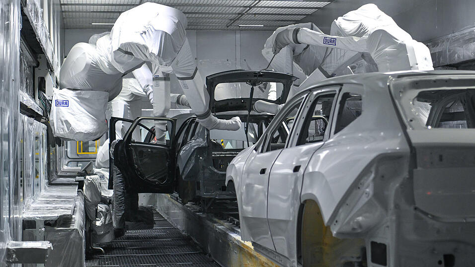 Die Lackiererei verzichtet auf Erdgas und läuft stattdessen mit Strom aus erneuerbaren Energien. Die Lackiererei verzichtet auf Erdgas und läuft stattdessen mit Strom aus erneuerbaren Energien.