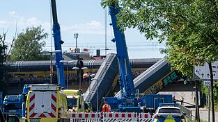 Zwei Schwerlastkräne sind für die Bergung eingetroffen. Zwei Schwerlastkräne sind für die Bergung eingetroffen.