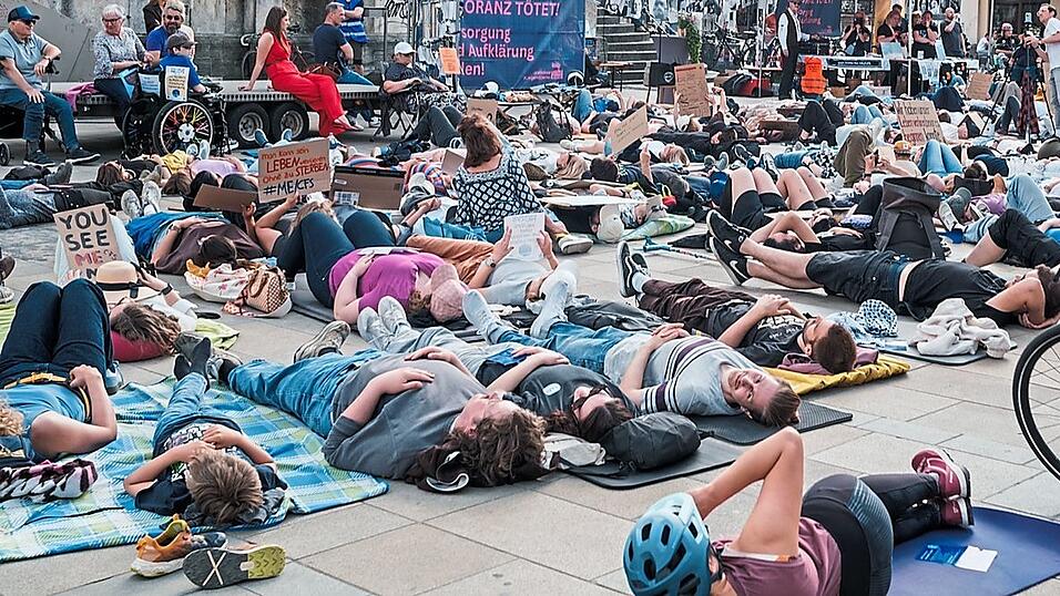 Bei einer Liegenddemo im Mai auf dem Regensburger Neupfarrplatz machten rund 200 Menschen auf die Missstände in der ME/CFS-Versorgung aufmerksam. Bei einer Liegenddemo im Mai auf dem Regensburger Neupfarrplatz machten rund 200 Menschen auf die Missstände in der ME/CFS-Versorgung aufmerksam.