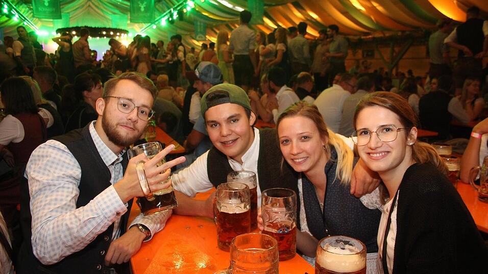 Auch am Samstagabend strömten viele Landshuter zur Dult. Auch am Samstagabend strömten viele Landshuter zur Dult.