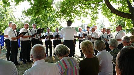 Die S&auml;ngerrunde unter Leitung von Harald Holz sang unter anderem von der Freundschaft.