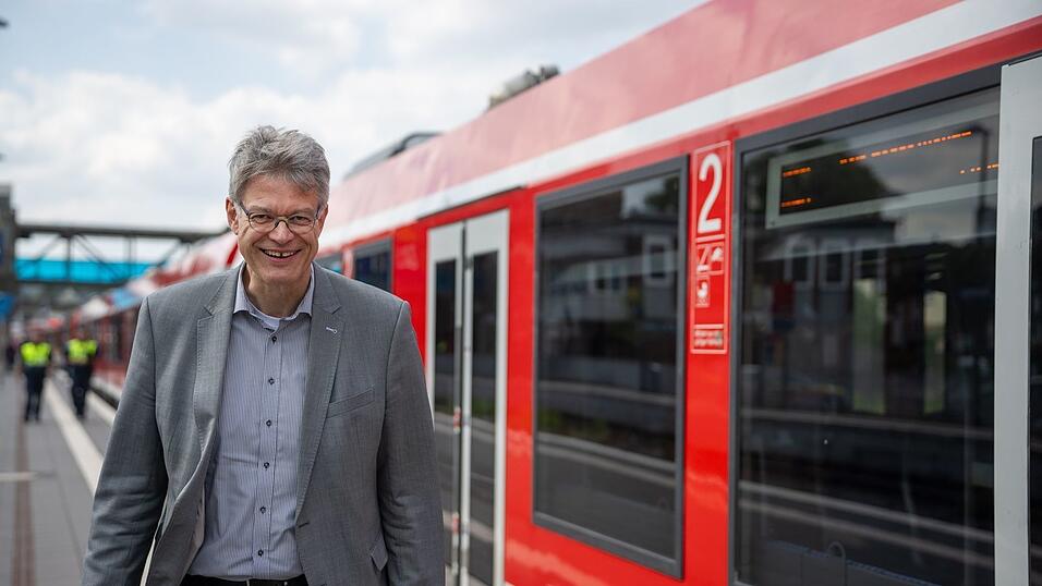 Kann mit dem Bahnverkehr in Deutschland nicht zufrieden sein: Bundesverkehrsminister Patrick Schnieder (CDU). (Archivbild)