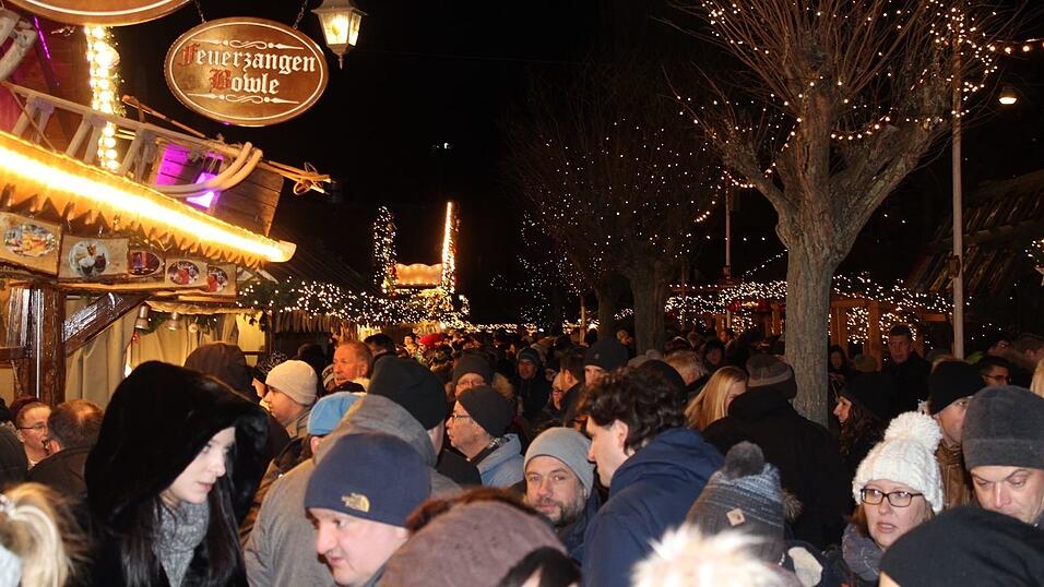 Der Christkindlmarkt und die Weihnachtspyramide geh&ouml;ren in der Adventszeit zu den beliebtesten Treffpunkten in Landshut.