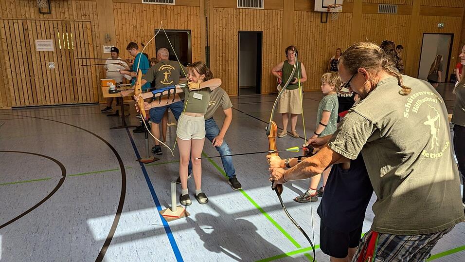 Sehr beliebt ist in Rettenbach das Bogenschießen. Anderes als beim Gewehr zielt man nicht fix über Kimme und Korn, sondern intuitiv - man ahnt die Flugkurve des Pfeils voraus und lernt so Selbstvertrauen und loslassen können. Sehr beliebt ist in Rettenbach das Bogenschießen. Anderes als beim Gewehr zielt man nicht fix über Kimme und Korn, sondern intuitiv - man ahnt die Flugkurve des Pfeils voraus und lernt so Selbstvertrauen und loslassen können.